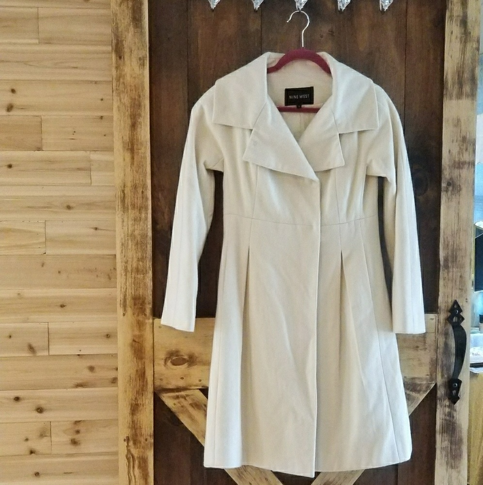 Off white 4 Button , Pleated Back Nine West Coat